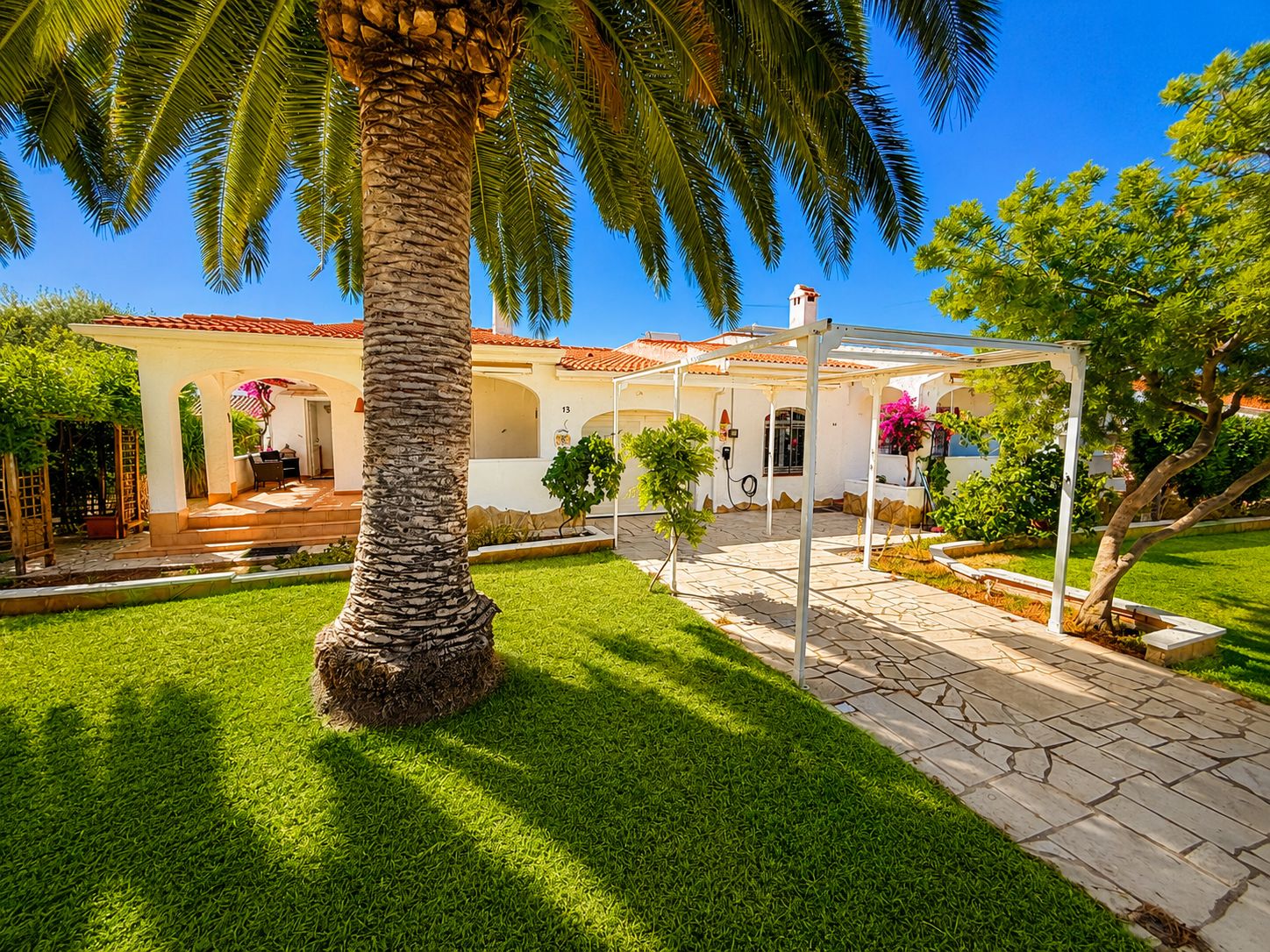Chalet Independiente con Dos Viviendas - Oportunidad de Inversión en Zona de Playa - Image 3